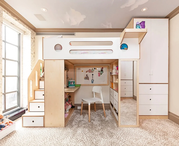 Kamar tidur dengan tempat tidur bertingkat untuk menghemat ruang